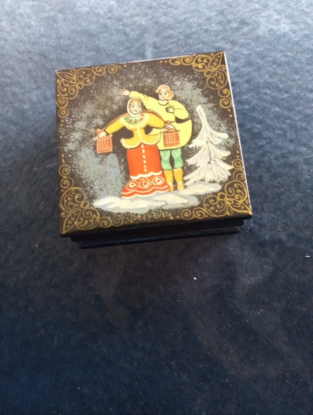 GORGEOUS Russian Lacquer Ware 2.5" Hinged Trinket Box